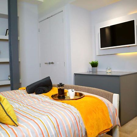 בורנמות' Trendy Urban Industrial Apartment - Great Location - Parking - Fast Wifi - Smart Tv - Beautiful 2 Double Bedroom Apartment Sleeps Up To 4! מראה חיצוני תמונה