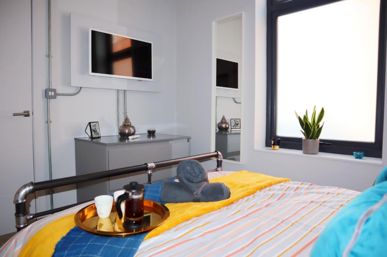 בורנמות' Trendy Urban Industrial Apartment - Great Location - Parking - Fast Wifi - Smart Tv - Beautiful 2 Double Bedroom Apartment Sleeps Up To 4! מראה חיצוני תמונה