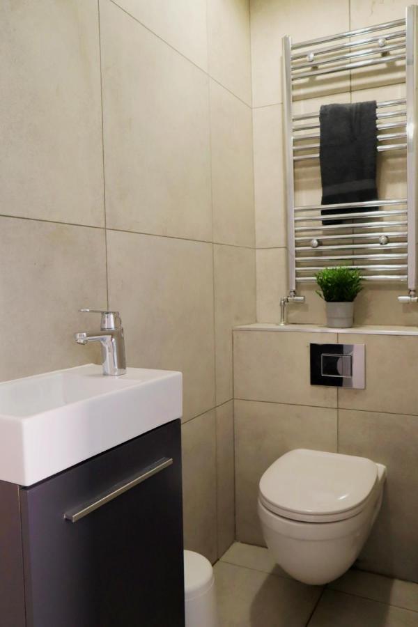 בורנמות' Trendy Urban Industrial Apartment - Great Location - Parking - Fast Wifi - Smart Tv - Beautiful 2 Double Bedroom Apartment Sleeps Up To 4! מראה חיצוני תמונה