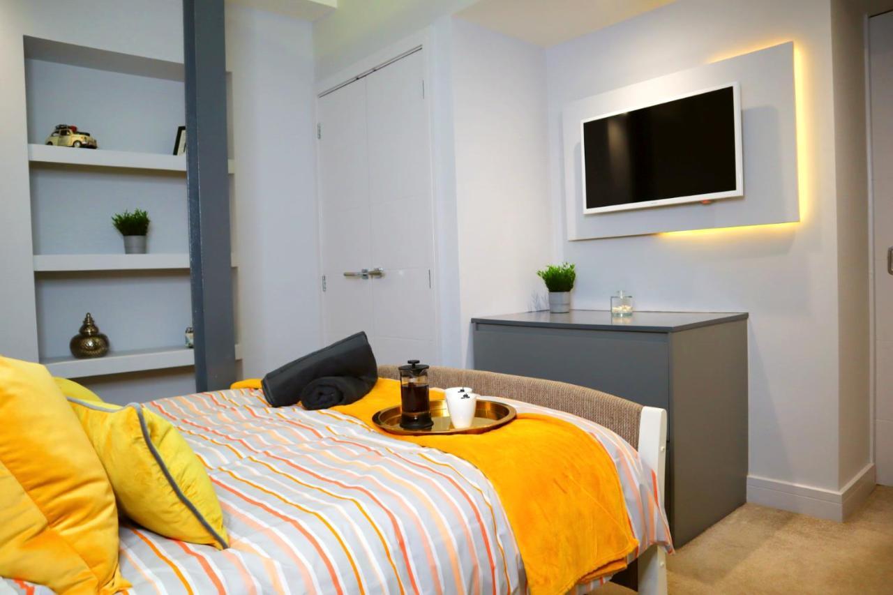 בורנמות' Trendy Urban Industrial Apartment - Great Location - Parking - Fast Wifi - Smart Tv - Beautiful 2 Double Bedroom Apartment Sleeps Up To 4! מראה חיצוני תמונה