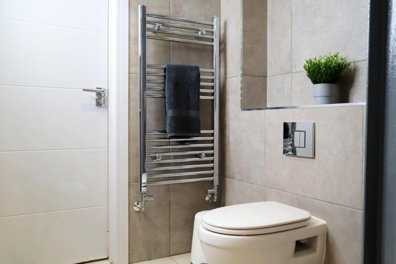 בורנמות' Trendy Urban Industrial Apartment - Great Location - Parking - Fast Wifi - Smart Tv - Beautiful 2 Double Bedroom Apartment Sleeps Up To 4! מראה חיצוני תמונה