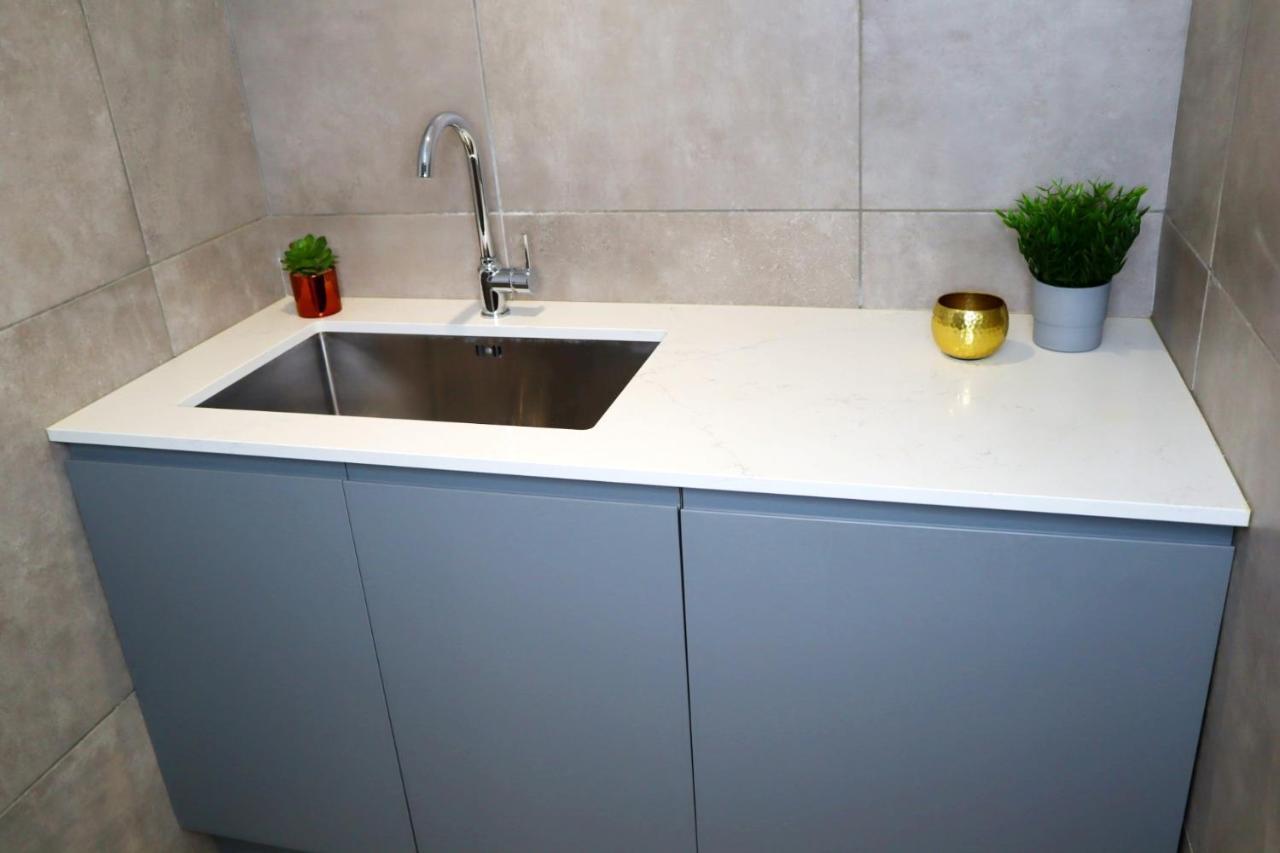 בורנמות' Trendy Urban Industrial Apartment - Great Location - Parking - Fast Wifi - Smart Tv - Beautiful 2 Double Bedroom Apartment Sleeps Up To 4! מראה חיצוני תמונה
